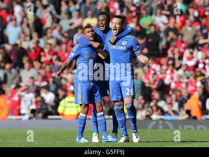 Calcio - Barclays Premier League - Arsenal / Chelsea - Emirates Stadium. Ashley Cole, Mikel e John Terry di Chelsea celebrano la vittoria dopo il fischio finale Foto Stock