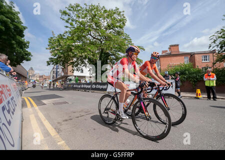 Northampton, Regno Unito Domenica 19 giugno 2016. Aviva donna Tour, fase 5. Chantal Blaak e Amalie Dideriksen. Foto Stock