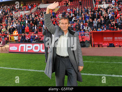 1977 European Football of the Year Allan Simonsen durante la partita di campionato della Npower Football League a The Valley, Charlton. PREMERE ASSOCIAZIONE foto. Data immagine: Sabato 29 settembre 2012. Guarda la storia di calcio della PA Charlton. Il credito fotografico dovrebbe essere: Cavo PA. Foto Stock