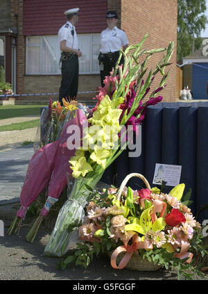 I fiori sono collocati nella casa del poliziotto di Kent, PC Karl Bluestone, 36, il cui corpo e quelli di sua moglie e di uno dei loro figli sono stati trovati dopo un apparente 'suicidio-urder' nella loro casa a Gravesend. * la polizia ha chiamato alla casa dai vicini per investigare una disputa domestica ha trovato i corpi della moglie di Karl, Jill, 31 ed Henry, tre. Il bambino della coppia, Chandler, 18 mesi, morì per le sue ferite in un ospedale locale. Gli ufficiali scoprirono il corpo di PC Bluestone in un garage separato sul retro della casa. Foto Stock