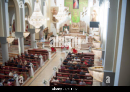 Sposa e lo sposo della Chiesa nel corso di una cerimonia di matrimonio, sfocato Foto Stock