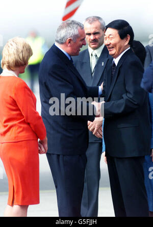 Il primo ministro irlandese Bertie Ahern saluta Zhu Rongji, il primo ministro della Repubblica popolare cinese, quando arriva all'aeroporto di Dublino, per l'inizio della sua visita ufficiale di quattro giorni nella Repubblica d'Irlanda. Foto Stock