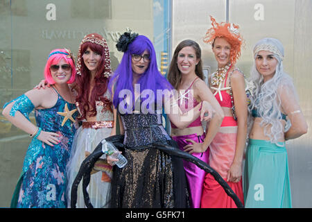 Un gruppo di donne di Manhattan in costume sulla strada per il Mermaid Parade di Coney Island Brooklyn, New York Foto Stock
