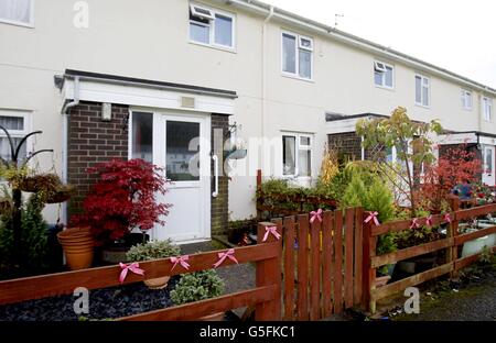 Aprile Jones mancante. I nastri rosa sono stati legati alla recinzione fuori dalla casa dei 5 anni mancanti di aprile Jones a Machynlleth. Foto Stock