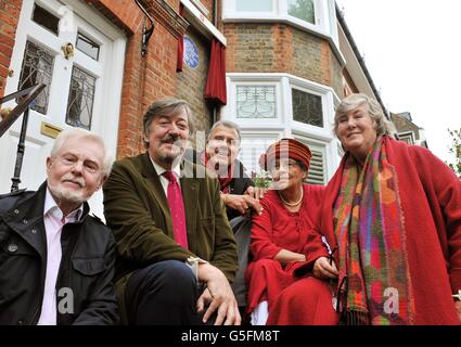 (Sinistra - destra) l'attore Sir Derek Jacobi, il presentatore televisivo Stephen Fry, il figlio Chris Hutchinson, la figlia Gabrielle Markes e il biografo Charlotte Breeze si trovano fuori dalla casa dove Leslie' Hutchinson il cantante dei 1930 anni '40 visse per molti anni, dopo aver svelato una targa blu del patrimonio inglese a Haverstock Hill, a nord di Londra. Foto Stock