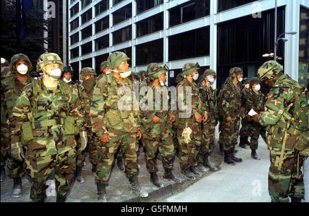 Soldati della Guardia Nazionale americana in posizione di guardia di Wall Street, e la zona intorno al Collapsed World Trade Center a New York, dopo l'attacco terroristico di martedì contro il Centro. Foto Stock