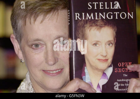 Dame Stella Rimington , ex direttore generale del MI5 con una copia delle sue memorie 'Open Secret', prima di firmare copie per il pubblico presso la libreria Hatchards a Piccadilly, nel centro di Londra. * ..... La pubblicazione di memorie di un ex capo di intelligenza, insieme alla sua serializzazione sul giornale Guardiano hanno portato critiche da alcuni ambienti. Foto Stock