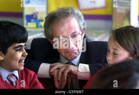 Il primo ministro scozzese Henry McLeish durante la sua visita alla scuola elementare St Stephens di Sighthill, Glasgow. McLeish stava visitando la tormentata tenuta cittadina nel nord di Glasgow, che ospita più di 1,500 richiedenti asilo. * .... Le tensioni hanno colpito Sighthill da diversi mesi e vi sono state manifestazioni sia da parte della popolazione di rifugiati che da parte della popolazione locale che lamentano le condizioni. Foto Stock