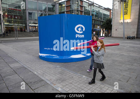 Le studentesse di 10 anni Elisha Kendall, di Bolton (davanti), e Anastasia Barlow di 10 anni, di Bury (dietro), firmano l'installazione del libro di Plan UK in Manchester's Exchange Square per evidenziare l'importanza dell'istruzione per le ragazze di tutto il mondo nella corsa fino alla Giornata Internazionale della ragazza l'11 ottobre. Foto Stock