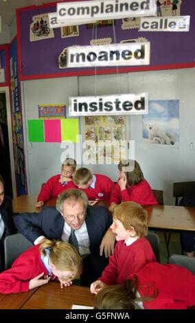 Il primo ministro scozzese Henry McLeish durante la sua visita alla St Stephens Primary School a Sighthill, Glasgow. McLeish oggi ha visitato il complesso urbano nel nord di Glasgow, che ospita più di 1,500 richiedenti asilo. * .... Da diversi mesi le tensioni si sono accese su Sighthill e si sono manifestate manifestazioni sia da parte della popolazione rifugiata che da parte della popolazione locale che si lamenta delle condizioni. Foto Stock