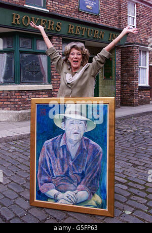 L'attrice di Coronation Street sue Nicholls, che interpreta Audrey Roberts, con un ritratto del defunto Brian Mosley che la ha suonata sullo schermo marito, Alf Roberts, dipinto dall'artista Donald Taylor ai Granada Studios di Manchester. Il dipinto fu completato un anno prima della morte di Mosley. * ed è stato donato da Donald Taylor al cast e all'equipaggio della popolare soap opera. Foto Stock