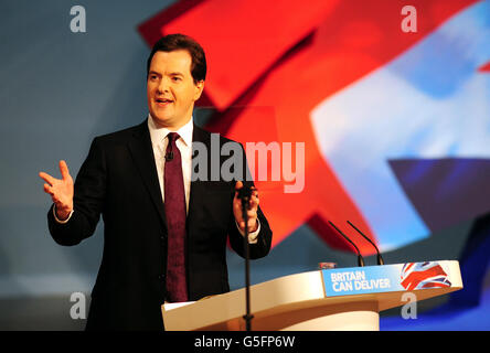 Il cancelliere George Osborne affronta oggi la sessione della Conferenza dei conservatori al Centro Congressi Internazionale di Birmingham. Foto Stock