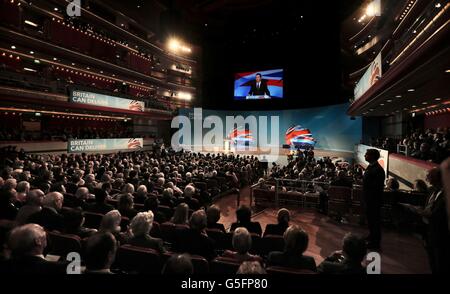 Il cancelliere George Osborne affronta oggi la sessione della Conferenza dei conservatori al Centro Congressi Internazionale di Birmingham. Foto Stock