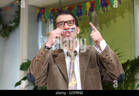 Clive Owen si pone per una fotocall prima dell'apertura di una nuova produzione del 1967 di Peter Nichols 'a Day in the Death of Joe Egg'. Il gioco racconta le tensioni avvertite da una coppia sposata che tenta di allevare il proprio bambino mentalmente handicappato, e correrà al New Ambassadors Theatre nel West End di Londra. Foto Stock