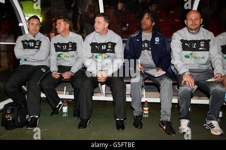 Il fisioterapista di Coventry City (sinistra-destra) Damien Delahunty, il primo allenatore di squadra Steve Taylor, il manager Mark Robins, l'assistente manager Richard Shaw e lo sviluppo Squad Coach Lee Carsley Foto Stock