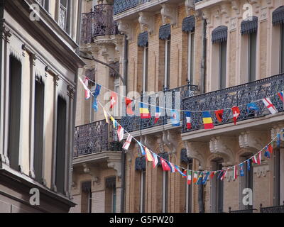 Bandiere colorate in Toulouse città vecchia celebrando Euro 2016 Foto Stock
