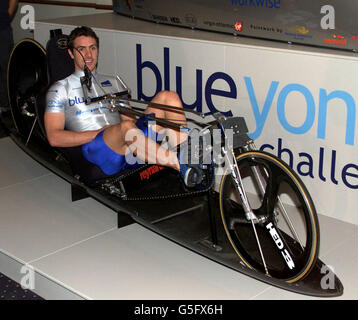 Jason Queally/Blueyonder Challenger. Jason Queally, medaglia d'oro olimpica, siede 'dentro' la chasis del Blueyonder Challenger. Foto Stock