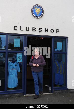 Calcio - Npower Football League 1 - Shrewsbury Town / Walsall - Greenhous Meadow. Tifosi al Greenhous Meadow Club Shop Foto Stock