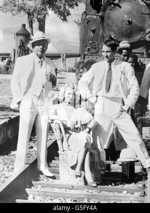 Film TV - 'SCOOP' - Herbert Lom. Herbert Lom (a sinistra), Renee Soutendijk e Michael Maloney sul set di Scoop. Foto Stock