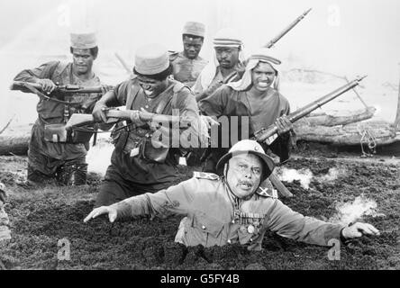 Film - 'King Solomon's Mines' - Zimbabwe. L'attore Herbert Lom filma le miniere di re Salomone ad Harare, Zimbabwe. Foto Stock