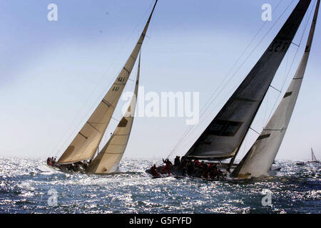 Due volte il vincitore della Coppa America 'Intrepid' (R) insegue gli yacht della Modern America's Cup mentre gareggiano via Bembridge intorno all'Isola di Wight per il Giubileo della Coppa America. * la gara è stata ripromulgata alla vigilia della gara originale del 1851, vinta dalla goletta "America" che ha poi portato a 130 anni di dominio statunitense nel concorso fino a quando l'Australia II non ha rotto la stretta di strangolamento nel 1983. Foto Stock