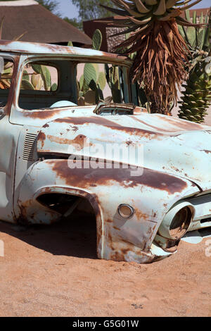 Vecchia auto in un parco e giardino di Solitario insediamento in Namibia Foto Stock