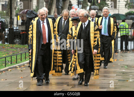 Lord Neuberger (a sinistra) cammina verso l'abbazia di Westminster con il vice presidente Lord David Hope (a destra), dopo essere stato giurato come il nuovo presidente della Corte Suprema nella camera principale dei tribunali, a Westminster, nel centro di Londra. Foto Stock