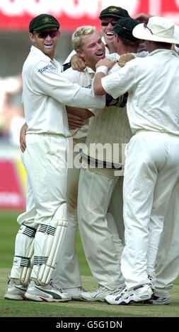 Lo Shane Warne (centro) dell'Australia celebra il wicket di Mark Ramprakash in Inghilterra durante il quinto giorno del test nPower all'Oval di Londra. Foto Stock