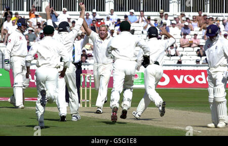 Lo Shane Warne (centro) dell'Australia celebra il wicket di Mark Butcher (a destra) in Inghilterra durante il quinto giorno del NPower Test all'Oval, Londra. Foto Stock