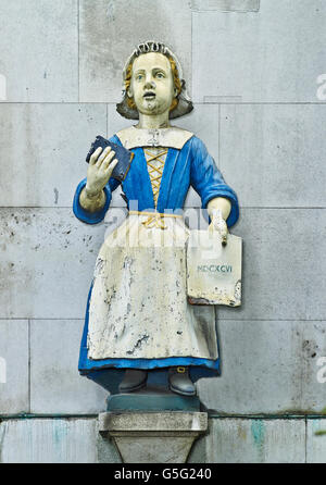 Sant'Andrea Holborn: Blue Coat orfana indossando blue coat e tenendo la Bibbia Foto Stock