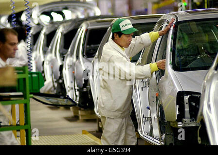 Honda CAR Production "Associates" al lavoro su Honda Civics nel nuovo stabilimento di South Marston vicino Swindon, Wiltshire, aperto dal presidente Honda Hiroyuki Yoshino. È il primo nuovo stabilimento automobilistico del Regno Unito da otto anni. * lo stabilimento da 130 milioni creerà circa 1,000 nuovi posti di lavoro e produrrà 100,000 veicoli supplementari all'anno al suo massimo. *..060303produzione di auto Honda "associati" al lavoro su Honda Civics nello stabilimento di South Marston vicino Swindon, Wiltshire. La fabbrica britannica del gigante automobilistico giapponese Honda costruirà la sua milionesima macchina poco più di 10 anni dopo che ha cominciato Foto Stock