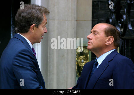 Il primo ministro britannico Tony Blair incontra il primo ministro italiano Silvio Berlusconi sulle tappe di Downing Street. Essi discuteranno del ruolo dell'Europa nell'ambito della risposta americana agli attentati terroristici di New York e Washington DC. Foto Stock