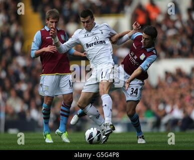 Gareth Bale di Tottenham Hotspur (centro) e Matthew Lowton di Aston Villa (destra) battaglia per la palla Foto Stock