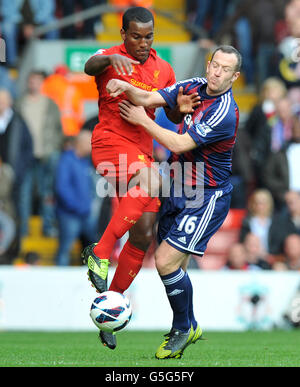 Andre Wisdom di Liverpool batte per la palla con Charlie Adam di Stoke City (a destra) durante la partita della Barclays Premier League ad Anfield, Liverpool. Foto Stock