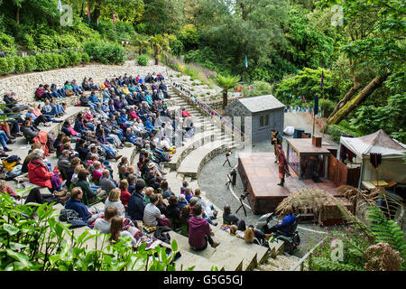 Il pubblico all'inizio del miracolo del teatro di prestazioni la vita è un sogno al Trebah Gardens anfiteatro in Cornovaglia. Foto Stock