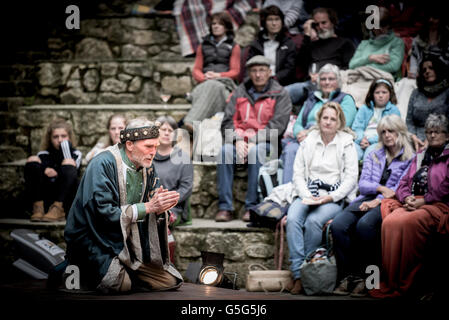 Teatro miracolo eseguendo la vita è un sogno che agiscono attori Trebah Anfiteatro Giardino Cornwall. Foto Stock