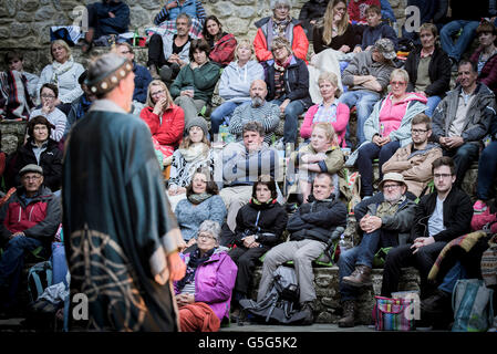 Teatro miracolo eseguendo la vita è un sogno che agiscono attori Trebah Gardens Anfiteatro Cornwall. Foto Stock