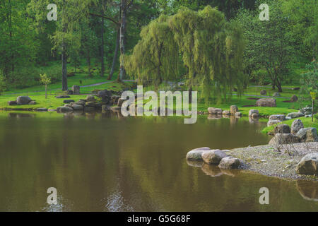 Giardino giapponese nel parco di Kadriorg, Tallinn, Estonia. Scena Primavera Foto Stock