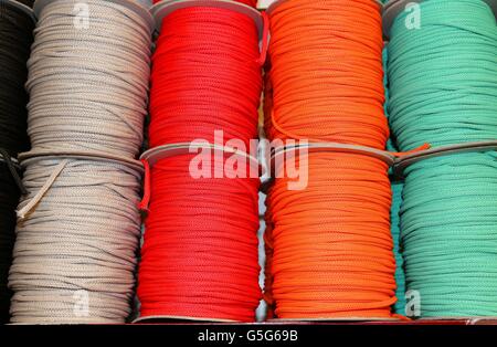 Molti gli steli di colore di filo e le sfere di lana in vendita nel negozio per sarti Foto Stock