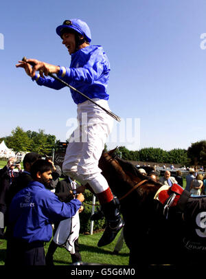 No 9 Noverre e Frankie Dettori si aggiudicheranno la 3° gara nella Champagne Lanson Sussex Stakes il fantino vincitrice Frankie Dettori salta di Noverre nel recinto dei vincitori. Foto Stock