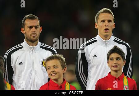 Christophe Berra (a destra) e Steven Fletcher (a sinistra) in Scozia prima di calciare spento Foto Stock