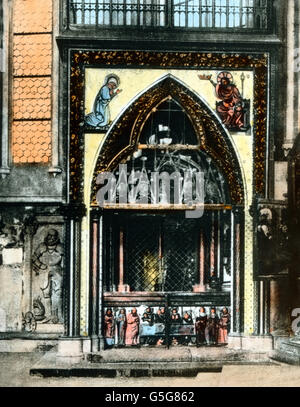 Grabdenkmal der hl. Elisabeth im Ostchor. Tomba monumento all'interno della Santa Elisabetta la chiesa a Marburg, Hesse. tomba, oggetto contrassegnato per la rimozione definitiva, grave, pietra tombale, nella chiesa cattedrale, all'interno, all'interno, architettura, Santa Elisabetta di Ungheria, storia, storico, 1910S, 1920s, xx secolo, archivio, Carl Simon, lato vetro colorato slitta Foto Stock