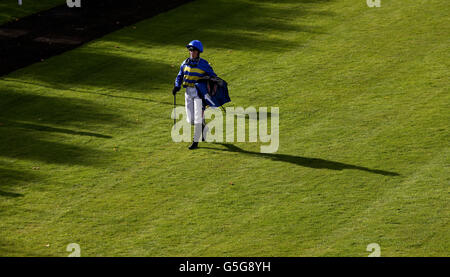 Jockey Raul da Silva su pneumatici Bathwick Race Day con ingresso ridotto all'ippodromo di Sailsbury, Sailsbury. Foto Stock