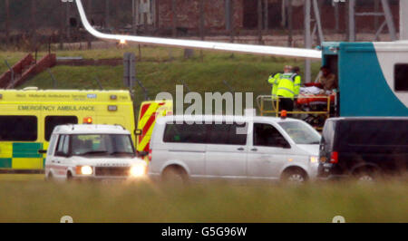 Malala Yousafzai, 14 anni, la studentessa pakistana sparata in testa dai talebani, arriva nel Regno Unito all'aeroporto di Birmingham. Foto Stock