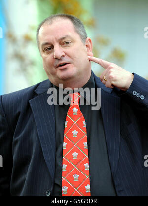 Dave Rosser, Direttore medico, University Hospitals Birmingham NHS Foundation Trust, parla ai media durante un briefing al Queen Elizabeth Hospital di Birmingham, per aggiornare le condizioni di Malala Yousafzai, che è stato ucciso da un pistolero talebano in Pakistan. Foto Stock