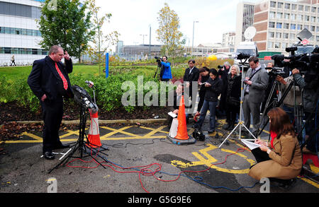 Dave Rosser, Direttore medico, University Hospitals Birmingham NHS Foundation Trust, parla ai media durante un briefing al Queen Elizabeth Hospital di Birmingham, per aggiornare le condizioni di Malala Yousafzai, che è stato ucciso da un pistolero talebano in Pakistan. Foto Stock