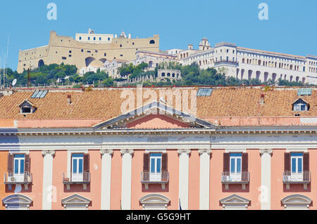 Castel Sant' Elmo e sulla destra la Certosa di San Martino visto dalla Piazza del Plebiscito Napoli Campania Italia Europa Foto Stock