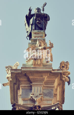 Obelisco decorativo di San Gennaro (il santo patrono di Napoli) Piazza Sisto Riario Sforza Napoli Campania Italia Europa Foto Stock