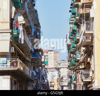 Appartamenti con balconi ammassati in stretta tipica strada residenziale nei Quartieri Pendino quartiere di Napoli Campania Italia Europa Foto Stock
