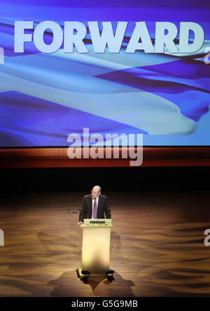 John Swinney MSP, Segretario di Gabinetto per le Finanze, si rivolge alla conferenza nazionale annuale del Partito nazionale scozzese (SNP) presso la Sala dei Concerti di Perth in Scozia. Foto Stock